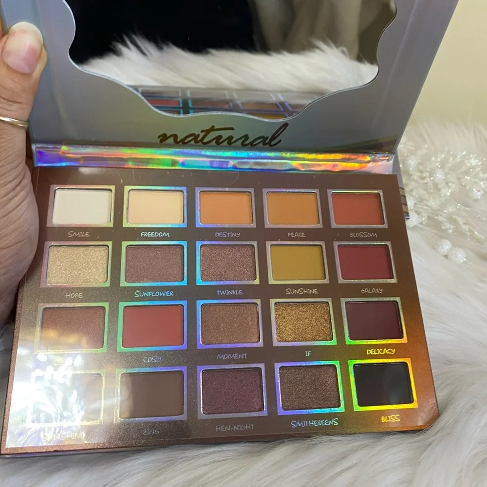 SHE NATURAL 20 COLOR SHADOW PALETTE